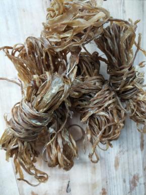 妈妈寄来的腊鸭肠，按量捆好了卷。