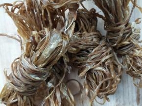妈妈寄来的腊鸭肠，按量捆好了卷。