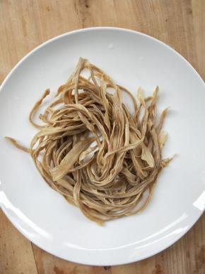 温水泡软至颜色偏白，用力挤干水分。