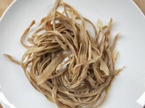 温水泡软至颜色偏白，用力挤干水分。