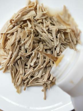 倒入料酒，撒五香粉，搅拌均匀腌制一会。