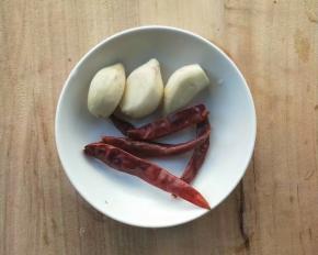 准备干辣椒，姜丝蒜末。