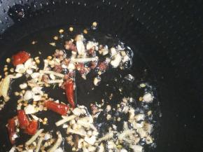 起油锅，放姜丝蒜末干辣椒，红椒粒。