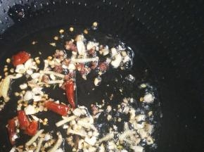 起油锅，放姜丝蒜末干辣椒，红椒粒。