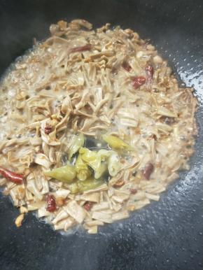 把野山椒倒入。