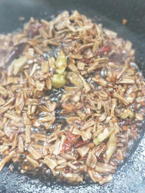 翻炒让腊鸭肠充分吸收辣味。