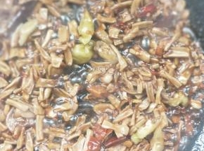 翻炒让腊鸭肠充分吸收辣味。