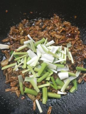 蒜苗白色梗部分。