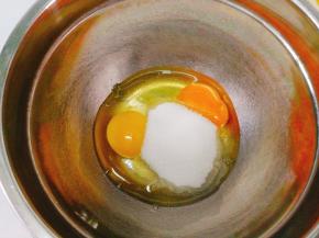 一次性加入全部细砂糖打发。若气温低的时候坐热水盆里打发更快