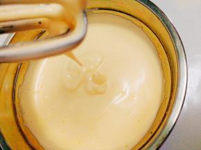 打发至鸡蛋变浅变浓稠，提起打蛋头滴落缓慢