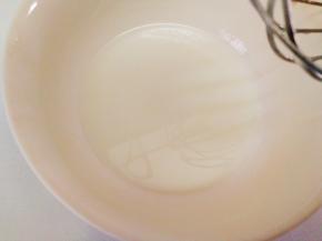 牛奶、玉米油混合均匀 完全乳化