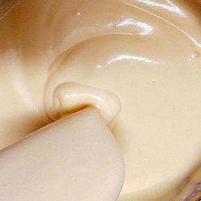 油奶混合后，分两次加入面糊里，快速轻轻的翻拌均匀