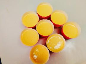 8分满即可，一个个轻轻震几下放入烤盘里