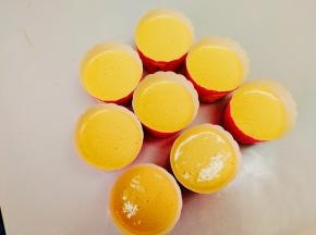 8分满即可，一个个轻轻震几下放入烤盘里
