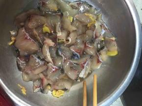 片好的鱼片加料酒、姜，盐，麻料