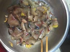 片好的鱼片加料酒、姜，盐，麻料