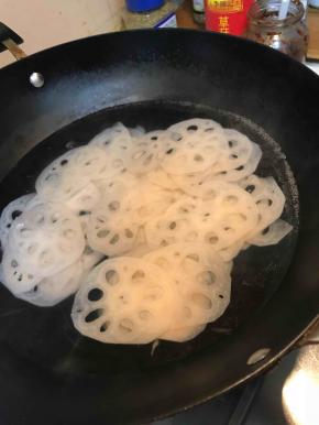然后放入沸水中煮至莲藕片透明即可捞出，继续放入冰水或纯净水中浸泡