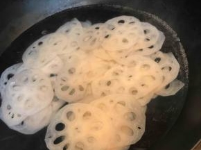 然后放入沸水中煮至莲藕片透明即可捞出，继续放入冰水或纯净水中浸泡