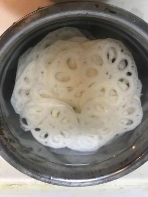 切好的莲藕片迅速放入清水中反复洗去淀粉，