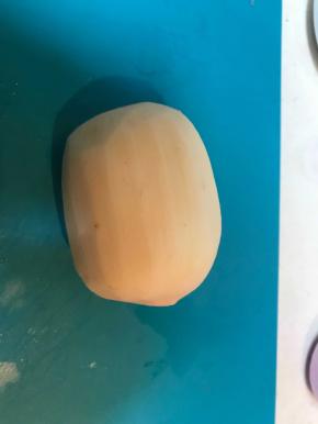 选脆藕，用刮刀刮干净表皮，漏出洁白的藕身，暂时不要去蒂，清洗干净。