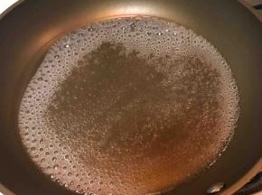 锅中水煮沸