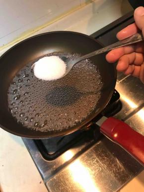 先放入一勺白砂糖