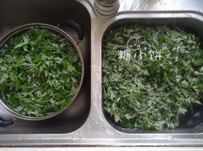 艾草清理干净，去除硬梗和干瘪枯黄的叶片，用清水淘洗几次
