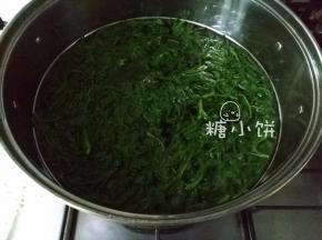 锅中烧滚水，下清理好的艾草焯烫1分钟，去一下艾草的苦味
