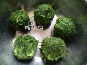 焯烫好的艾草过冷水，然后用手挤掉苦汁。
可以一次多处理一些，多余的攥成小团放进冰箱冷冻，这样非季节也能用到了。
图片里的量是有一斤，方子里的量是换算过之后的（也就是图片里的两团差不多）