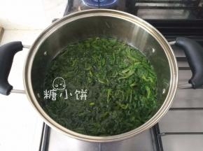 挤过水的艾草加水至没过，加小苏打中火熬煮