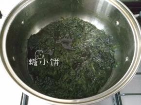 至叶片用手轻碾易碎的程度，加白砂糖搅匀，关火。