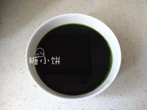 放至不烫手后用料理机打磨成泥，过滤成艾草汁备用。