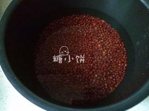 [准备红豆馅]：红豆清水浸泡一夜，在充分浸泡之后留下大约没过红豆1cm不到的水（这样的水量基本上是控制在压完以后没有很多多余水分，便于之后炒干）
