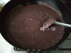 搅拌机磨碎，加糖油不停翻炒