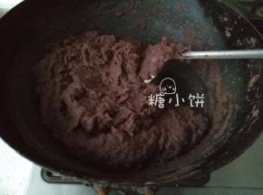 炒至抱团即可。自己炒的馅子相对于外面卖的来是减油减糖的了。
这个方子是适合我自己的口味，甜度适中，口感不腻也不干。
糖我放的不算少，我家都是能吃甜的。油放的算是比较少的。
所以糖油量，大家就根据自己的需求自行调整吧。