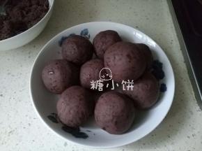 炒好的馅料放凉，等分成20份，搓圆备用