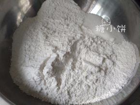 [制作青团]：糯米粉、粘米粉和白砂糖混合
如果喜欢粘糯口感的请增加糯米粉的比例，减少粘米粉的比例。