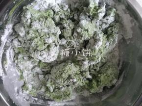 艾草汁加热至微沸后倒入粉中，用筷子搅成团。
（艾草汁不要一次全部倒进去，留一小部分，看情况添补）