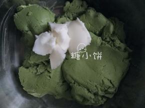边揉再边慢慢加进剩余的艾草汁。面团差不多揉匀后加猪油。