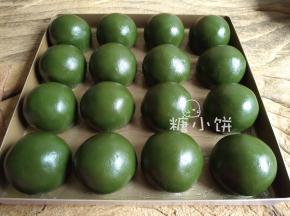 包好的生坯用中火蒸15分钟，放到温热不烫嘴就可以吃了。
新鲜出炉的最好吃，二次加热的话我觉得煎的比蒸的好吃些。
如果要保存的话最好直接生坯冷冻，不要蒸熟后再保存。
照片我是凉透之后拍的，感觉看不出它的柔软度，刚出炉是很软的，有机会再补图吧。