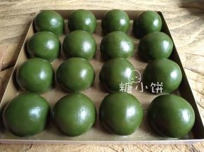 包好的生坯用中火蒸15分钟，放到温热不烫嘴就可以吃了。
新鲜出炉的最好吃，二次加热的话我觉得煎的比蒸的好吃些。
如果要保存的话最好直接生坯冷冻，不要蒸熟后再保存。
照片我是凉透之后拍的，感觉看不出它的柔软度，刚出炉是很软的，有机会再补图吧。