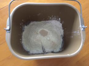 将除可可粉之外的全部材料放入面包机中，和面20分钟