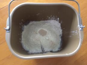 将除可可粉之外的全部材料放入面包机中，和面20分钟