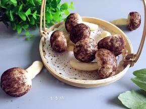 蘑菇盖用筷子戳一个洞，将蘑菇耙插进去即可