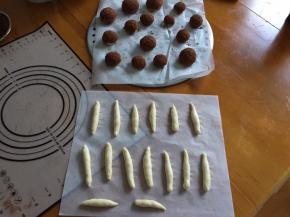 拿出分成不同大小揉圆，沾上可可粉，剩余面团搓成长条，放入蒸锅中蒸12到15分钟左右