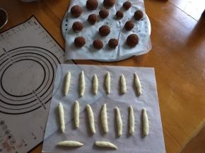 拿出分成不同大小揉圆，沾上可可粉，剩余面团搓成长条，放入蒸锅中蒸12到15分钟左右