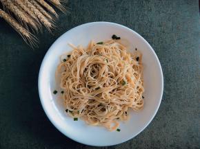 炎热的夏天快到了，不如做碗葱油拌面吧！