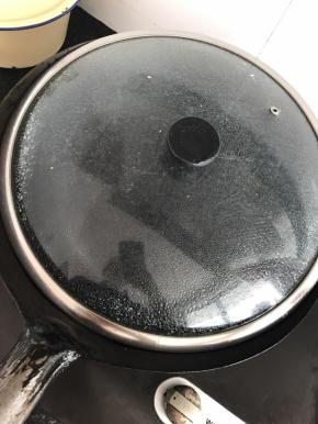 烧一锅水，煮开。