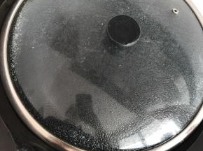 烧一锅水，煮开。