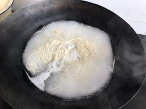 烧一锅开水，放入挂面煮熟。